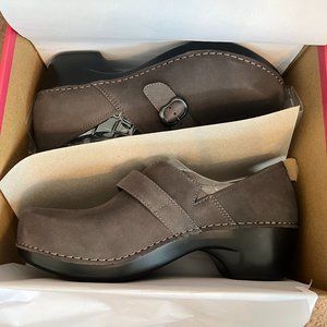 NEVER WORN Women’s Dansko Tamara Nubuck Clogs, Grey, Size 41